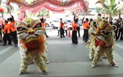 Only-in-Malaysia-Tiger-Dance-Chinese-New-Year-Shuffle-2012-LMFAO-01